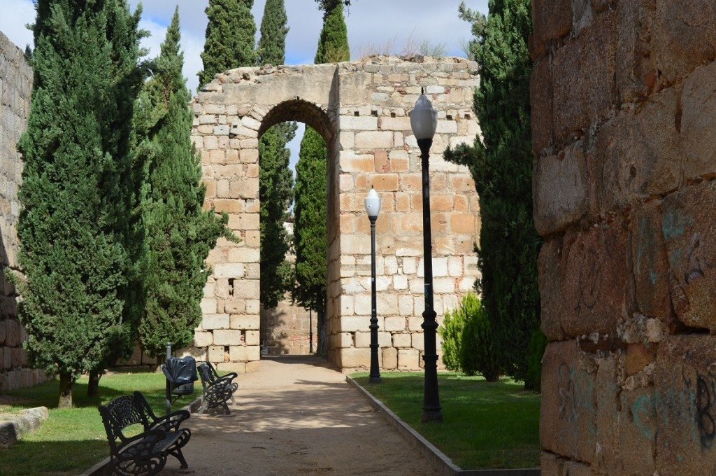 La famille nomade digitale devant les vestiges romaisn de Mérida en Espagne