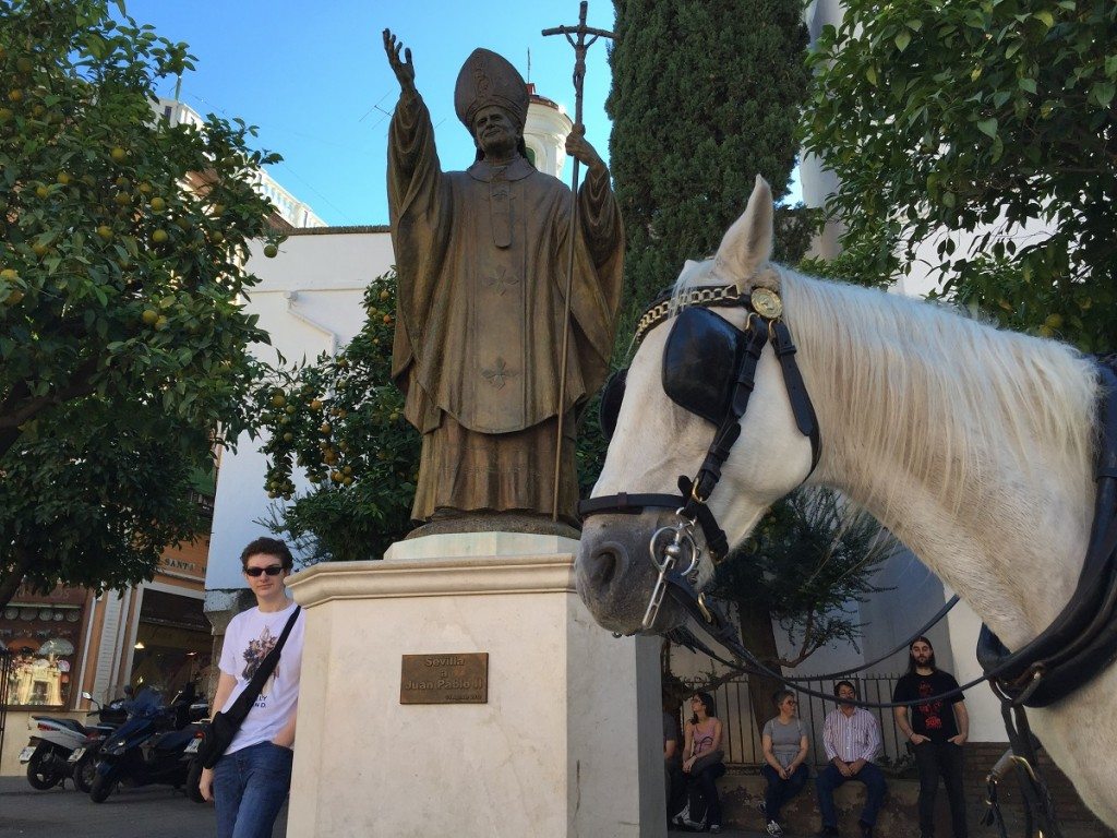 la famille nomade digitale en Andalousie-séville-statue du Pape Jean Paul II