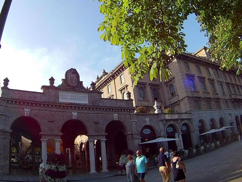 Batiment de Bergame en Italie-Famille nomade digitale