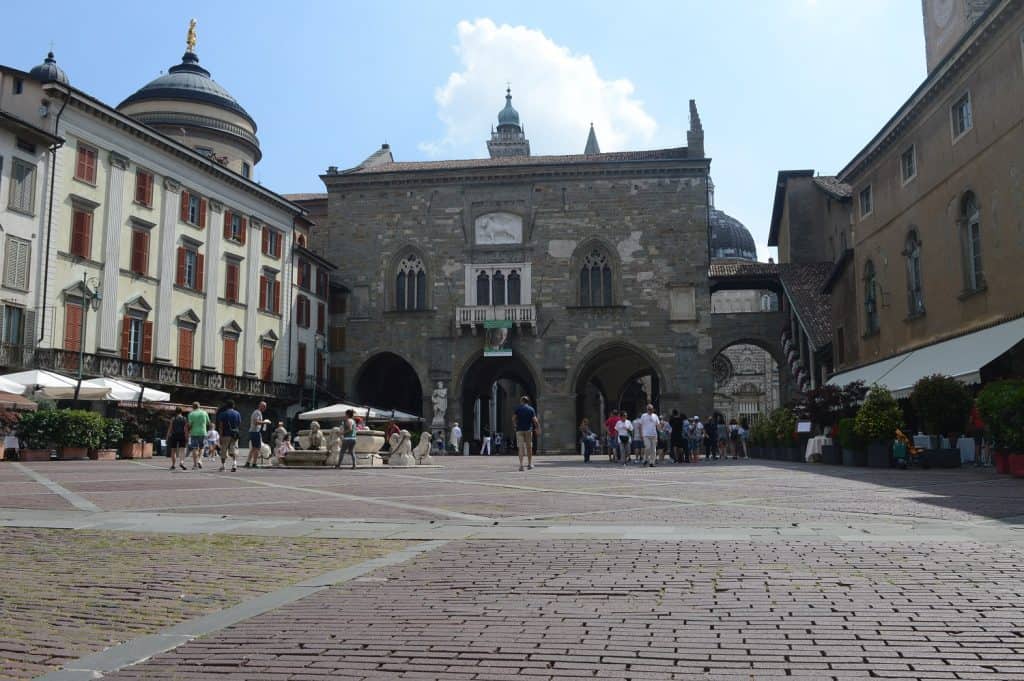 Famille nomade digitale-Piazza vecchia -Bergame-italie
