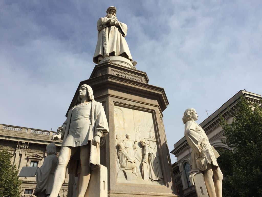 Leonard de vinci et ses eleves statue Milan famille nomade digitale voyage en Italie