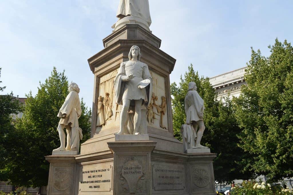 Milan Piazza della Scala-leonard de vinci statue-famille nomade digitale italie