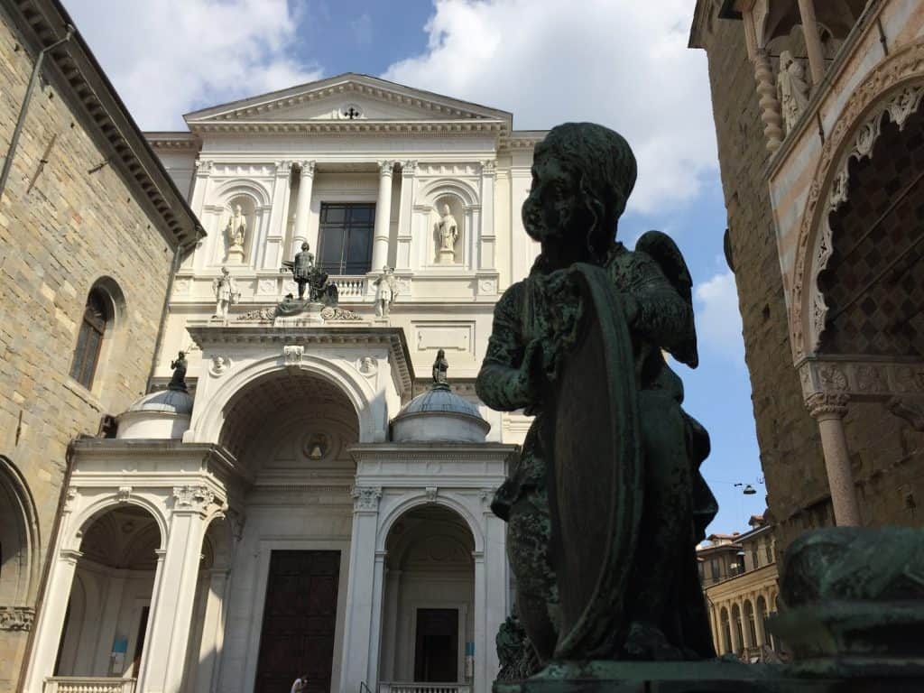 angelot devant eglise-Bergame-Italie Famille nomade digitale