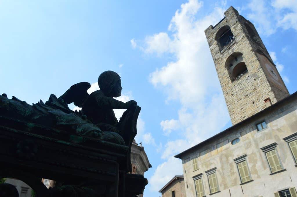 angelot devant la tour de bergame en Italie -Famille nomade digitale