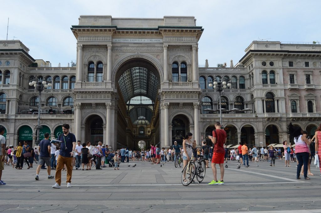 arc de triomphe de la plazza del duomo à milan-famille nomade digitale