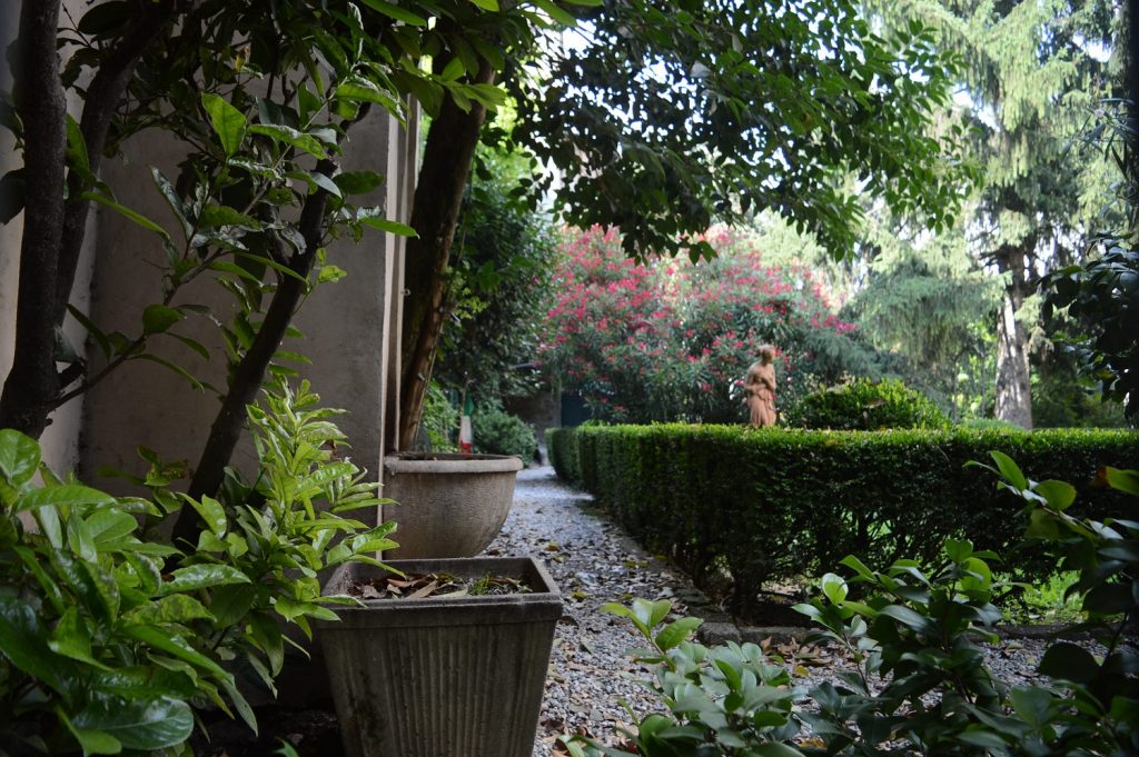 jardin du prieuré avec une statue-bergame ville haute-Famille nomade digitale