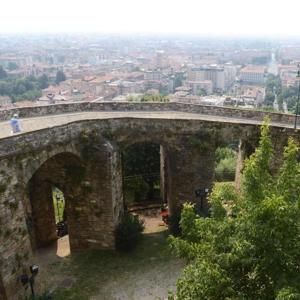 les remparts de la ville haute de bergame en Italie-Famille nomade digitale