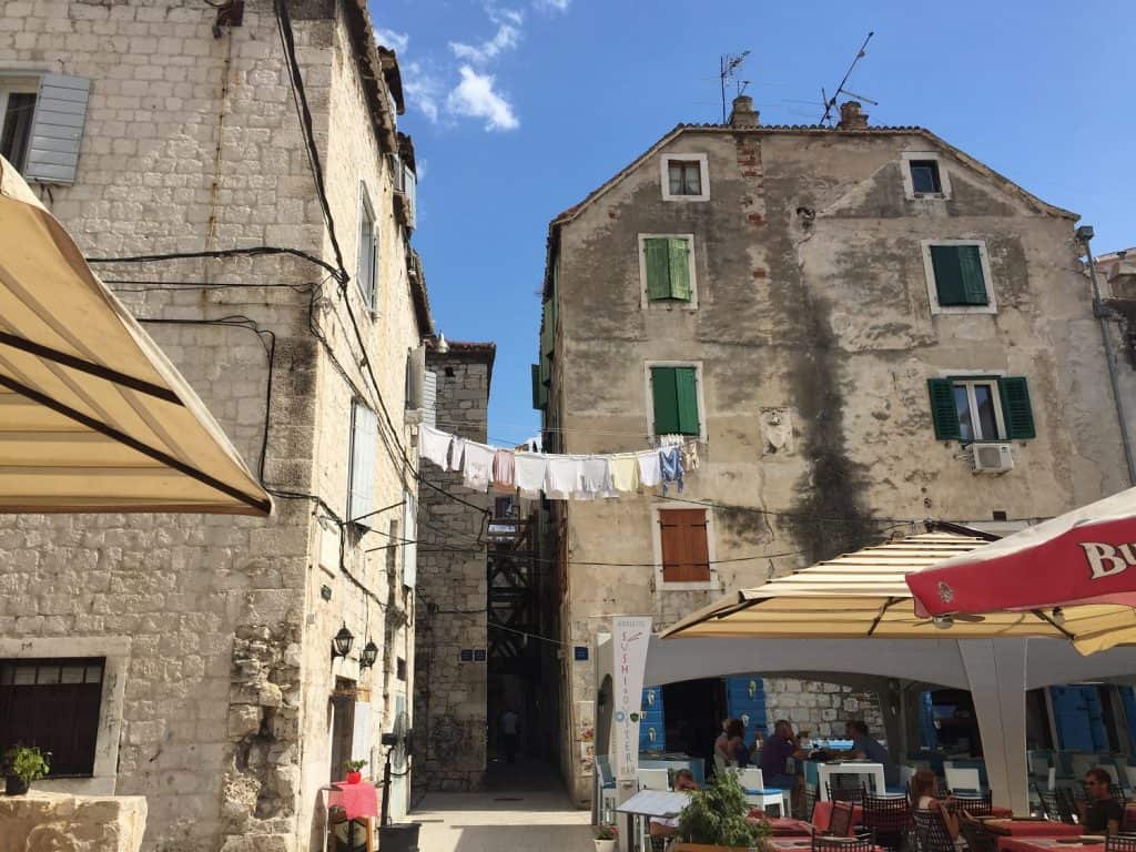 famille-qui-voyage-tout-en-travaillant-par-internet-nomade-digital-en-croatie
