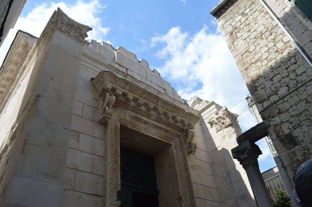 Temple de jupiter- split en Croatie-famille nomade qui voyage tout en travaillant par internet