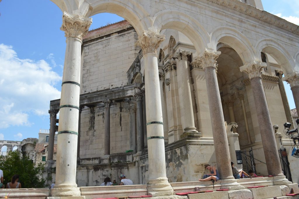 famille-nomade-digitale-a-split-en-croatie-vestiges-romains