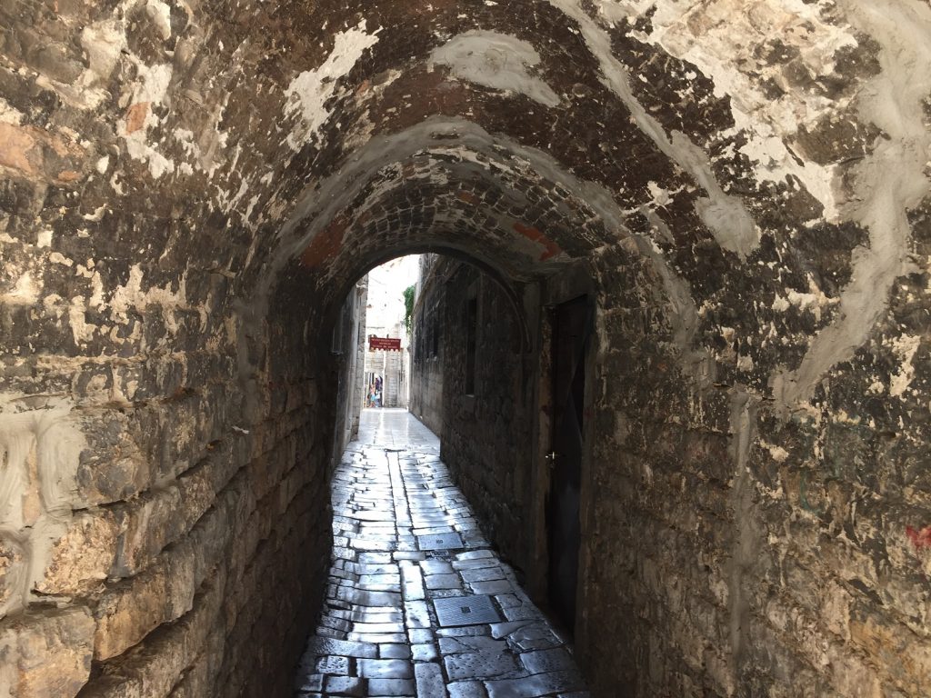 split-et-ses-ruelles-etroites-et-voutees-famille-nomade-digitale-en-croatie