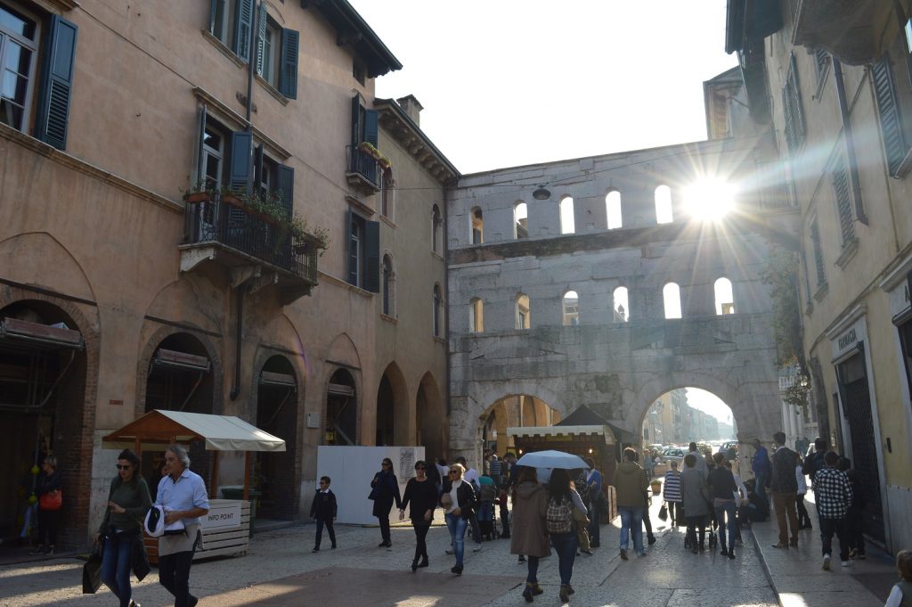 Porta Borsari à vérone-famille nomade digitale