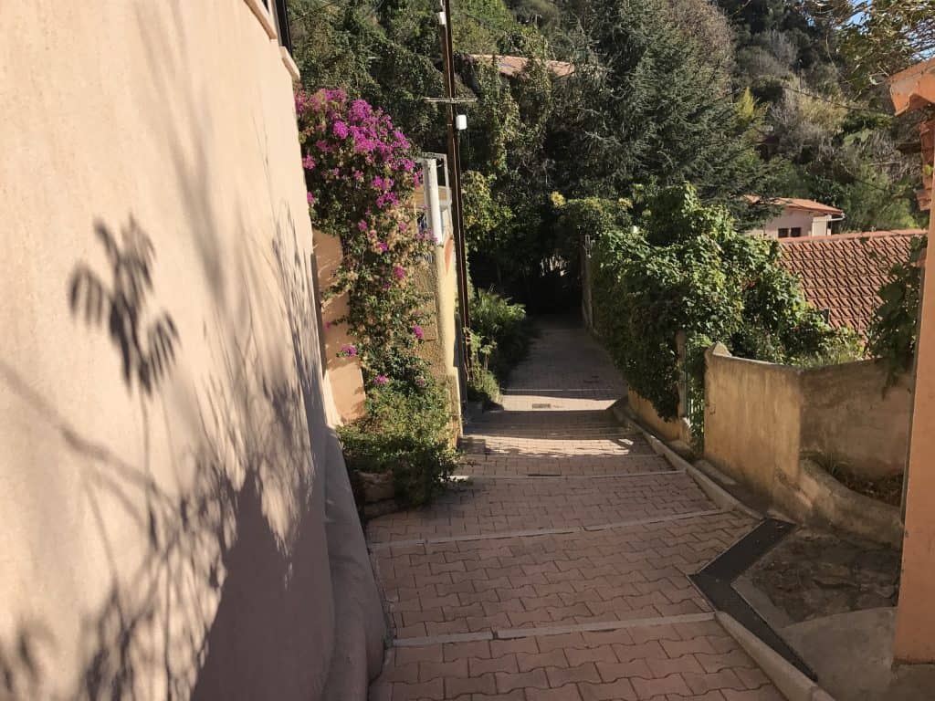 famille nomade qui travaille par internet tout en voyageant-calanque du Pin de Galle