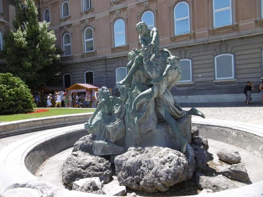 Que visiter à Budapest-fontaine-chateau de buda