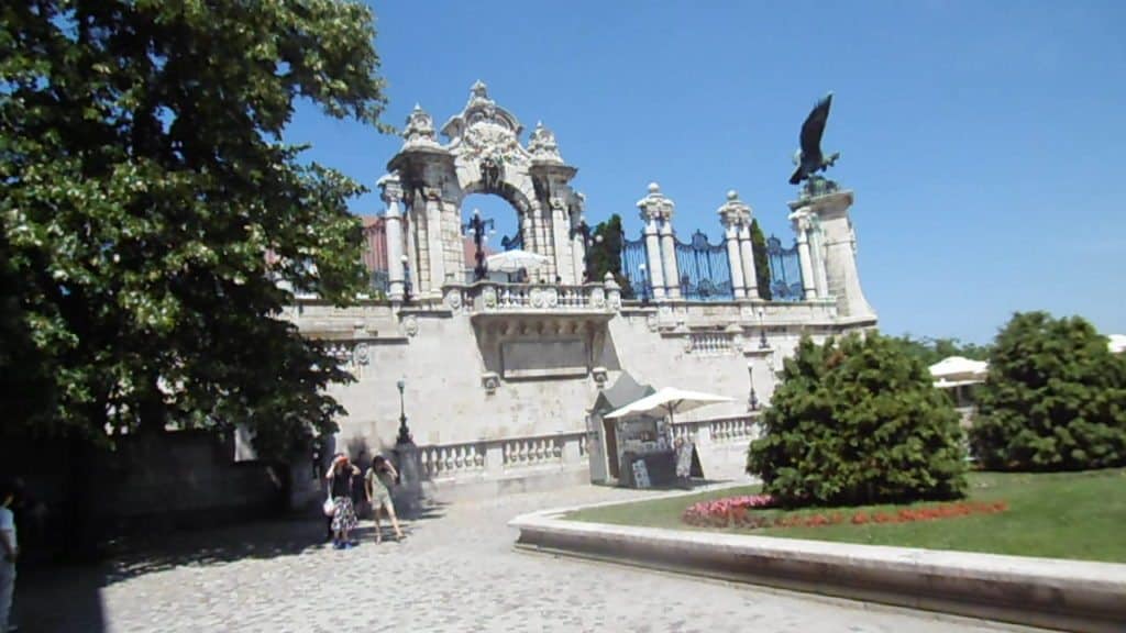 Que visiter à Budapest- entrée du chateau de Buda-famille nomade digitale