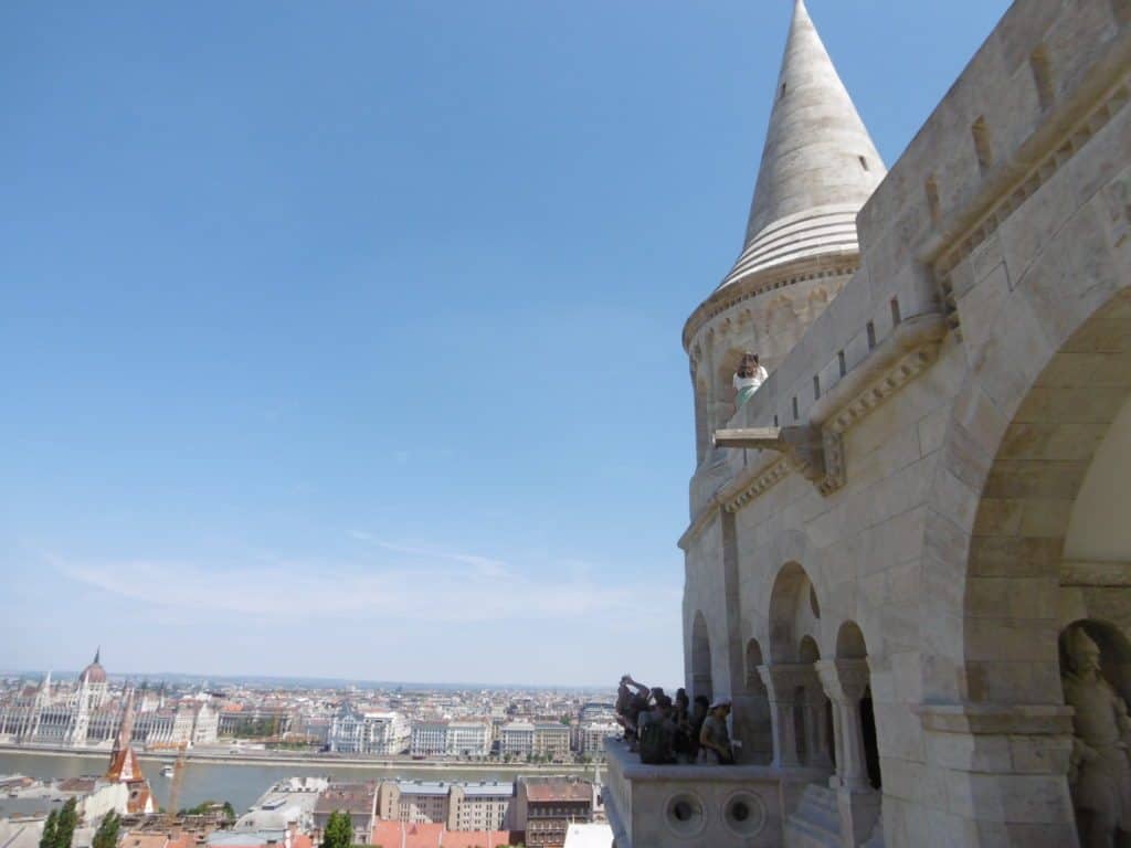Bastion des pêcheurs-budapest avec la famille nomade digitale