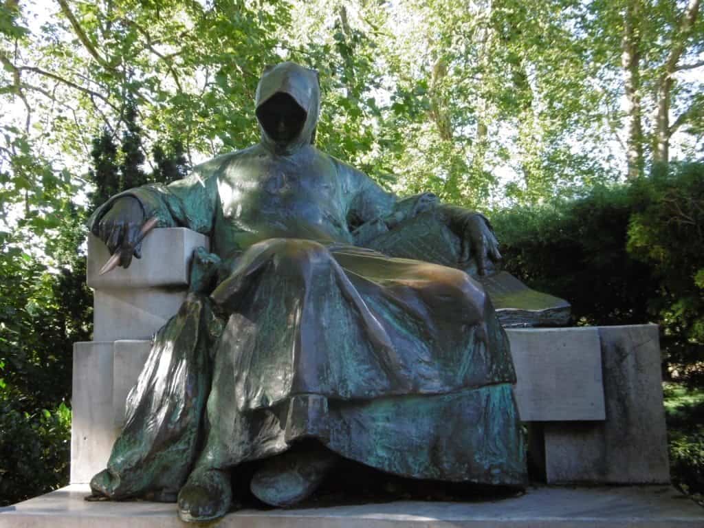 la statue anonymus dans le parc du chateau Vajdahunyad -famille nomade digitale