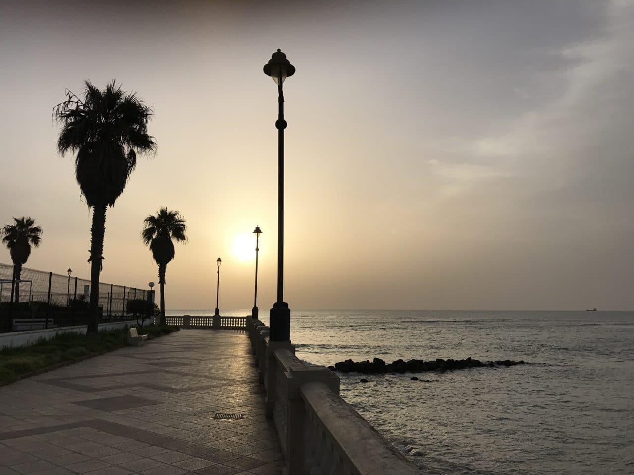 Bilan de notre vie nomade- famille nomade digitale en espagne-plage de Chipiona andalousie
