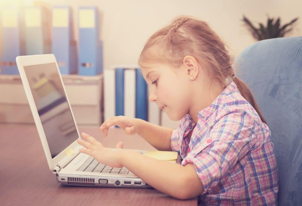 Enseigner à domicile - enfant qui travaille sur un ordinateur