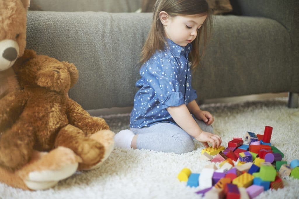 Faire ecole à la maison - enfant qui joue 