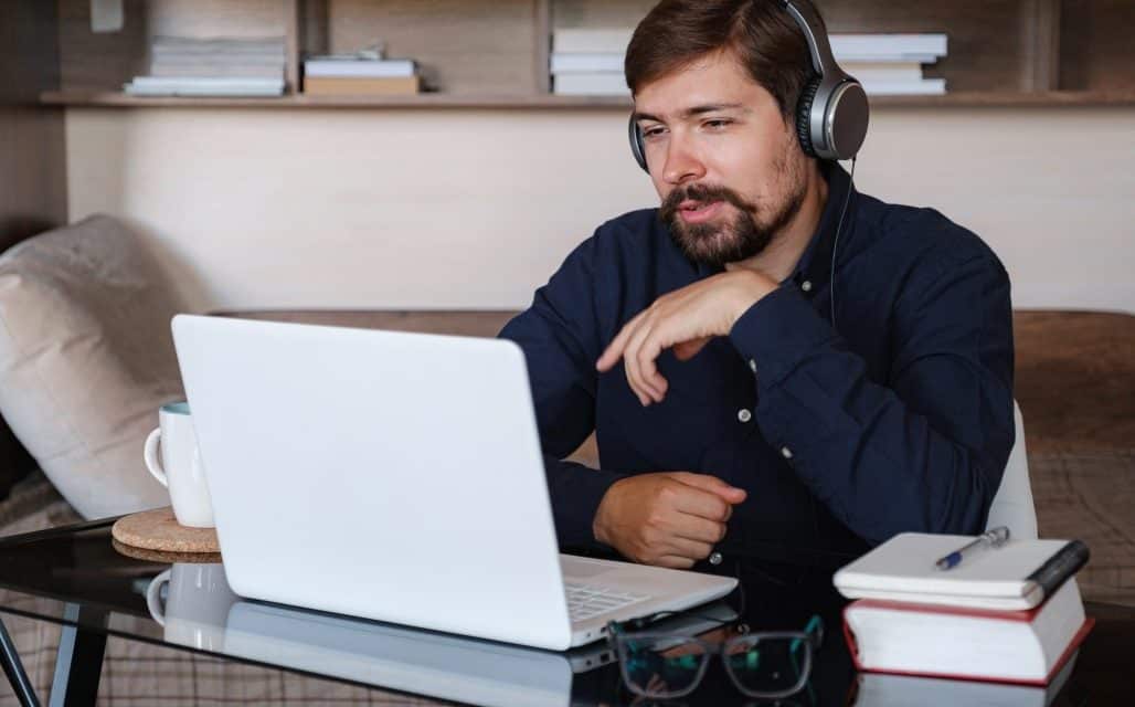 Travailler à la maison : Enseigner une langue en ligne
