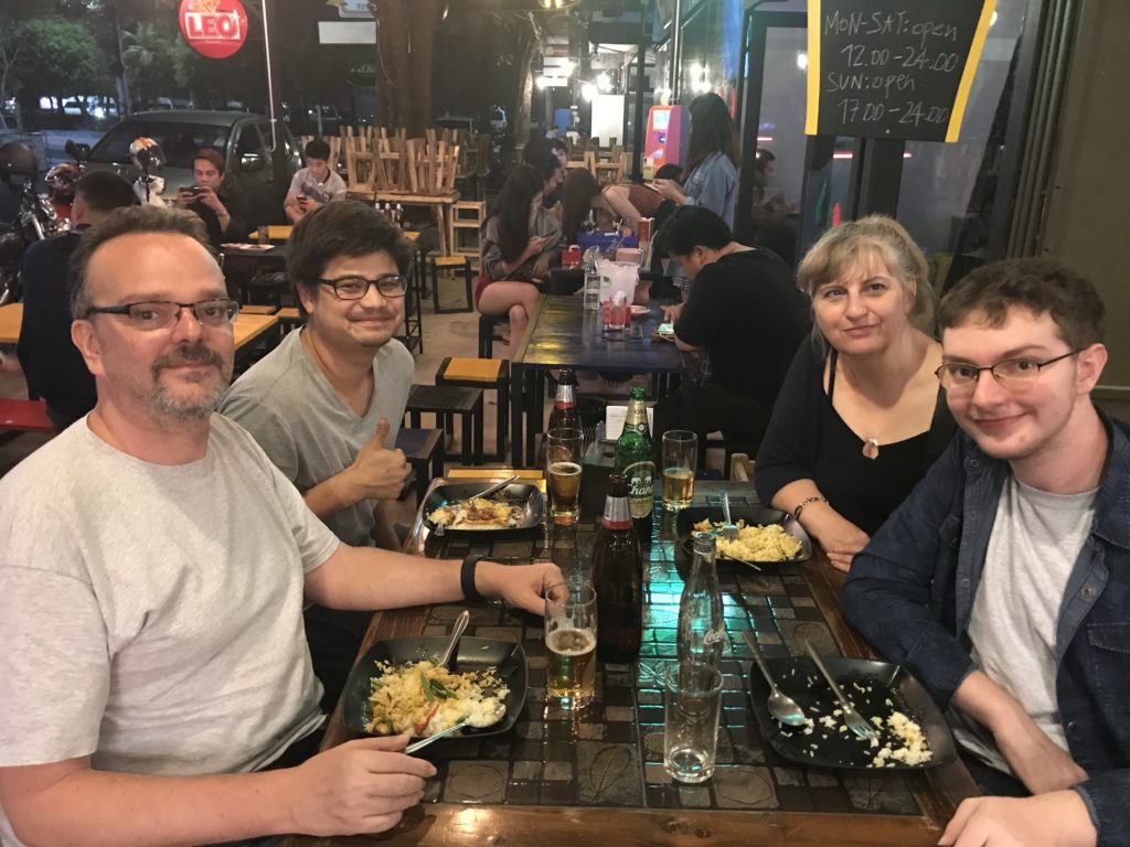 repas avec notre hote Airbnb à Chiang mai en Thailande