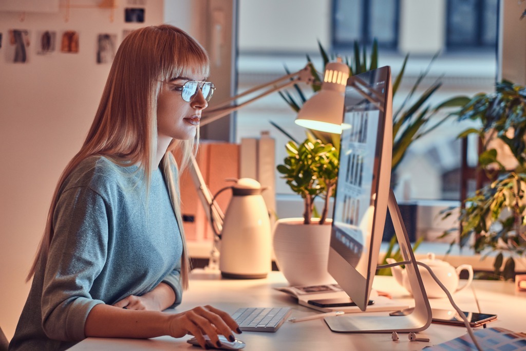 assistante virtuelle freelance qui travaille a la maison