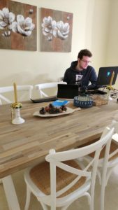 jeune-nomade-digital-sur-son-ordinateur