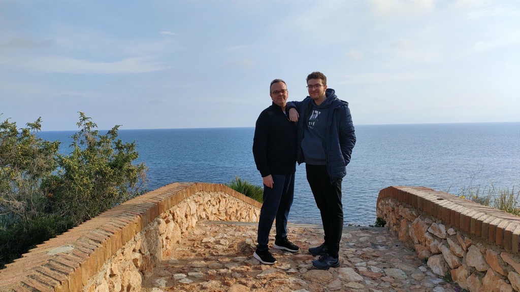 pere-et-fils-nomade-digital-au-bord-de-la-mer