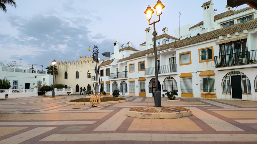 petite-place-andalouse-chipiona-le-soir