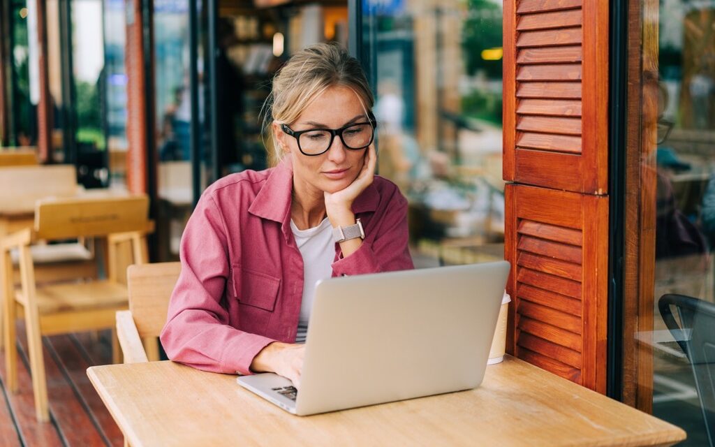 Devenir community manager ou assistante virtuelle : quel métier choisir ?