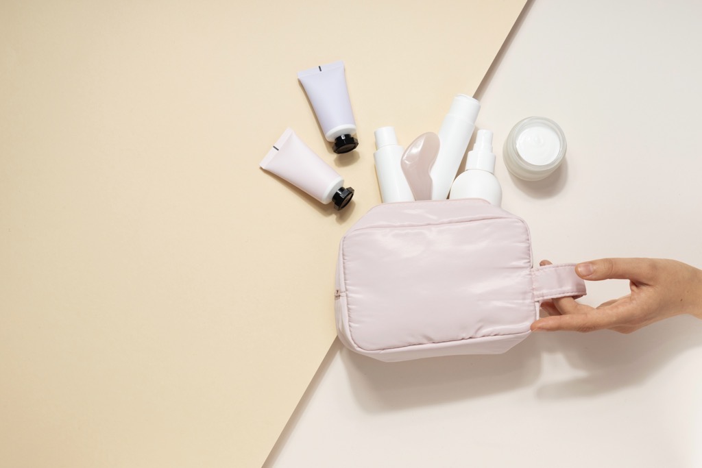 trousse de toilette minimaliste pour voyage avec un sac cabine